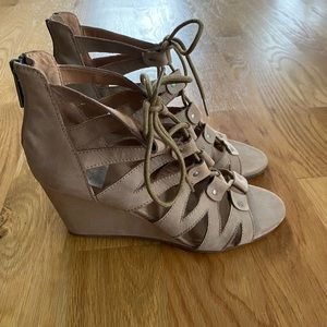 3” wedge size 8 dolce vita